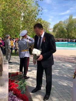Игорь Фомин возложил цветы к памятнику «Героям фронта и тыла»